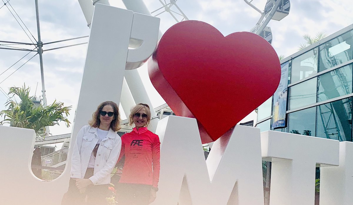 Caronrh's tweet image. Grand Défi Pierre Lavoie. 15km de marche avec ma soeur dans le Vieux Montréal 😁