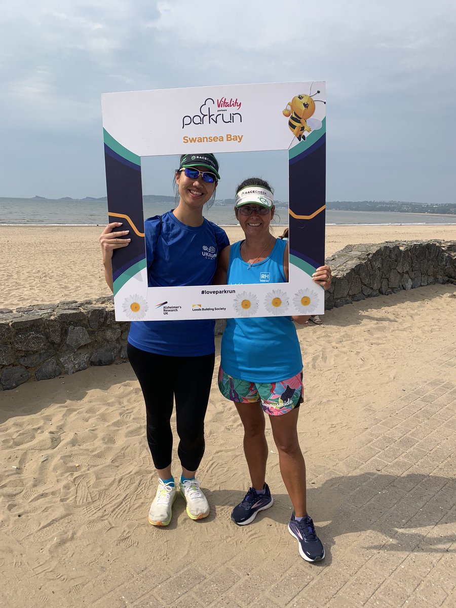 dulciedarling1's tweet photo. Look who I bumped into today at Swansea bay parkrun @racecheck @sportygirl_85 #visorclub #neverracealone #loveparkrun https://t.co/GblYCsIM2Z