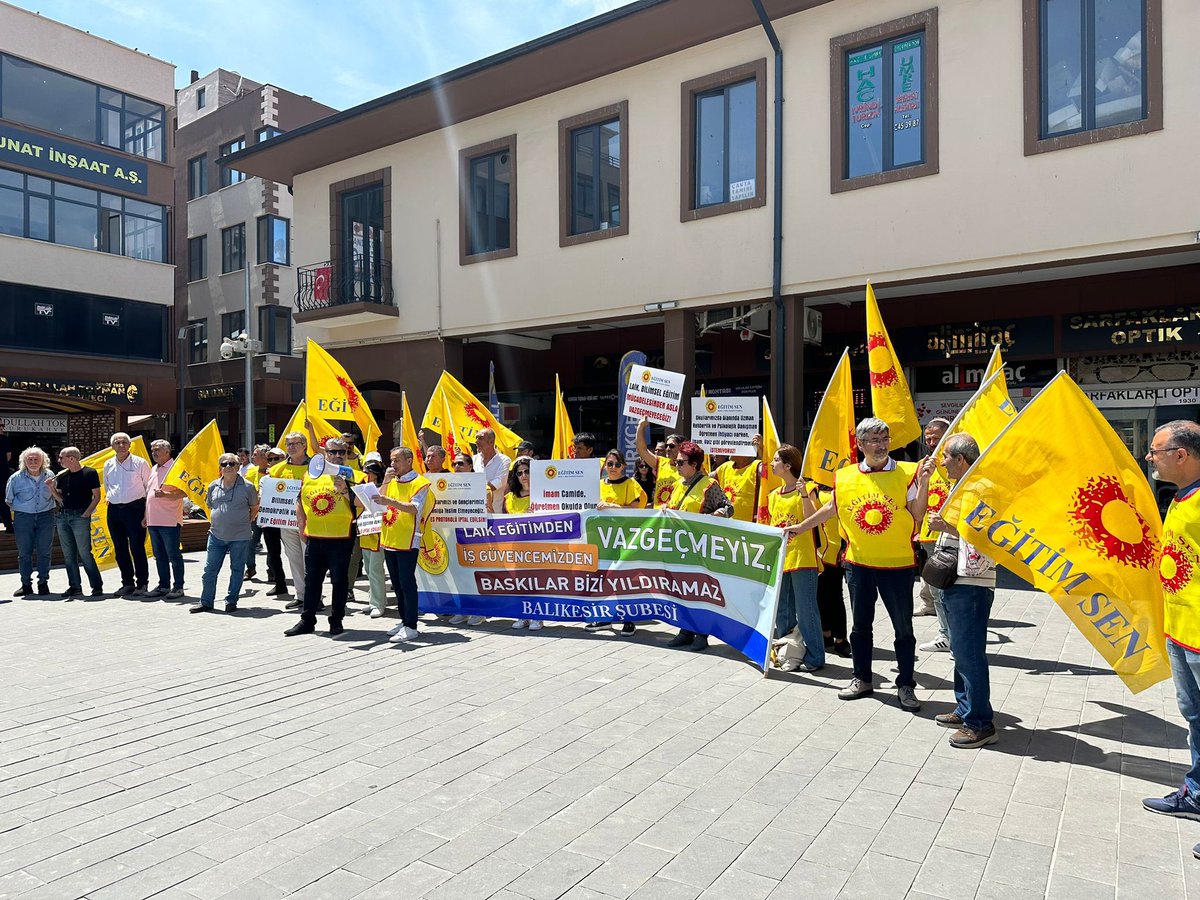 Balıkesir İl Örgütü olarak Eğitim-Sen Balıkesir Şubesinin eğitimdeki gericileşmeye karşı düzenlediği basın açıklamasına katıldık. Laiklik kırmızı çizgimiz!