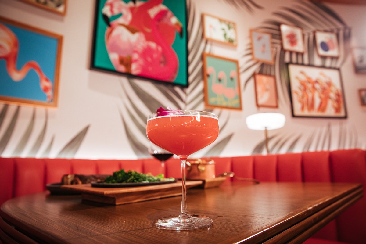 FlamingoVegas's tweet photo. Classic Vegas vibes with a touch of Flamingo fab at #BugsyandMeyers 😍
Menu: https://t.co/givTlrXhTL https://t.co/rNMEnfoZck