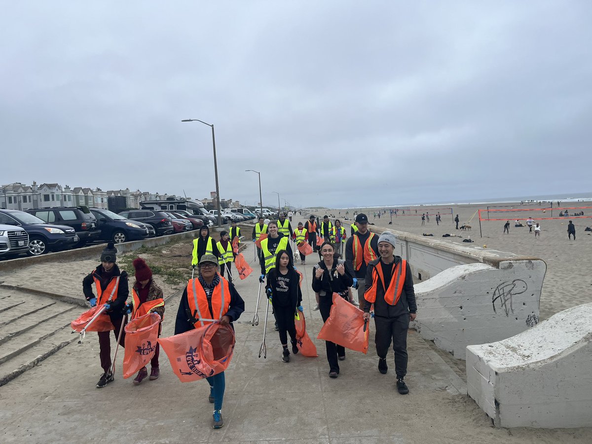 uniteddemclubsf's tweet photo. A big thank you to the 22 volunteers that showed up on this slightly foggy and drizzly morning to help pick up trash along Ocean Beach, and help #KeepOceanBeachClean! 

As always, a big thank you as well to our co-hosts @oceanbeachcafe @WeAreTogetherSF and @RefuseRefuseSF 🙏🏽💪🏽💙 https://t.co/WUwWZ9Qn2l