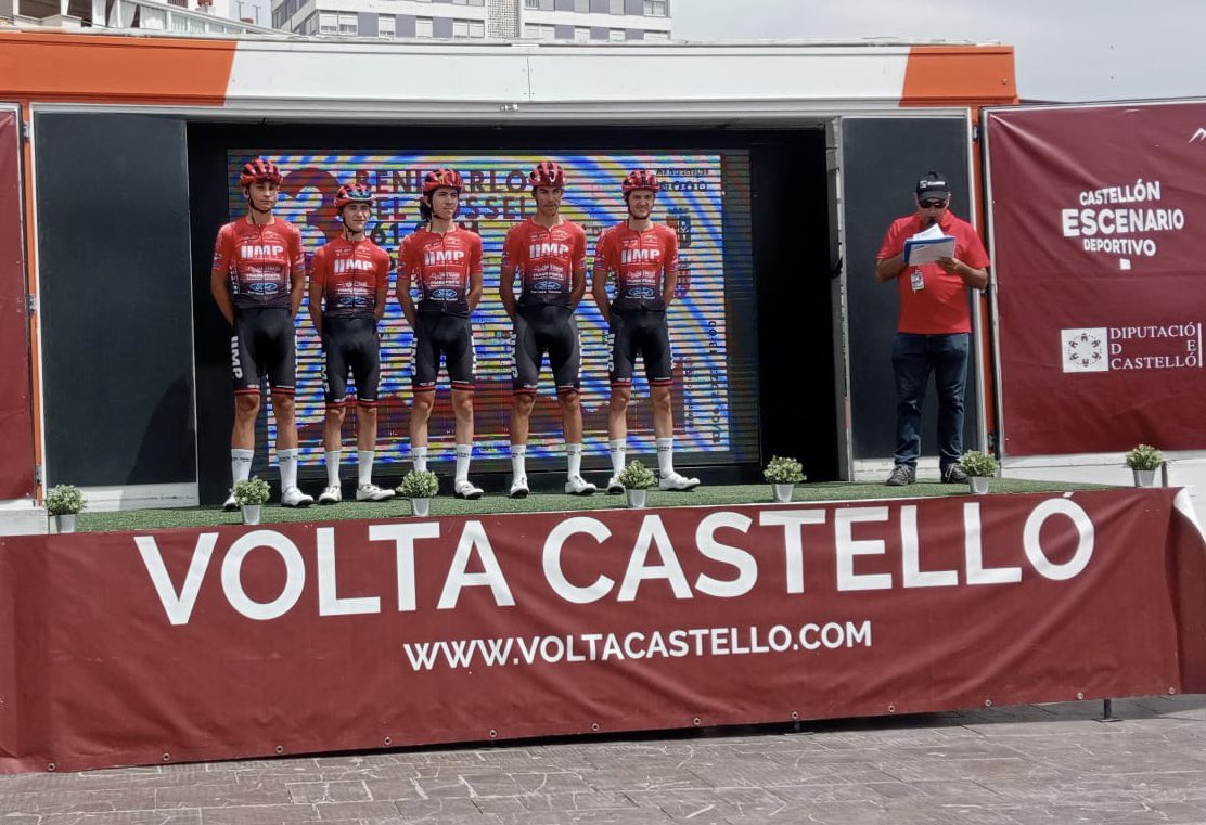 Estamos en la salida de la tercera etapa, y <a href="/FordSpain/">Ford España</a> coches oficiales de la <a href="/VoltaCastello/">Volta Castelló</a> , y nos piden una foto del equipo al ver el logo de <a href="/TarracoFord/">Tarraco Center</a> 
Mañana última etapa y de momento los corredores lo estan dando todo!!!!