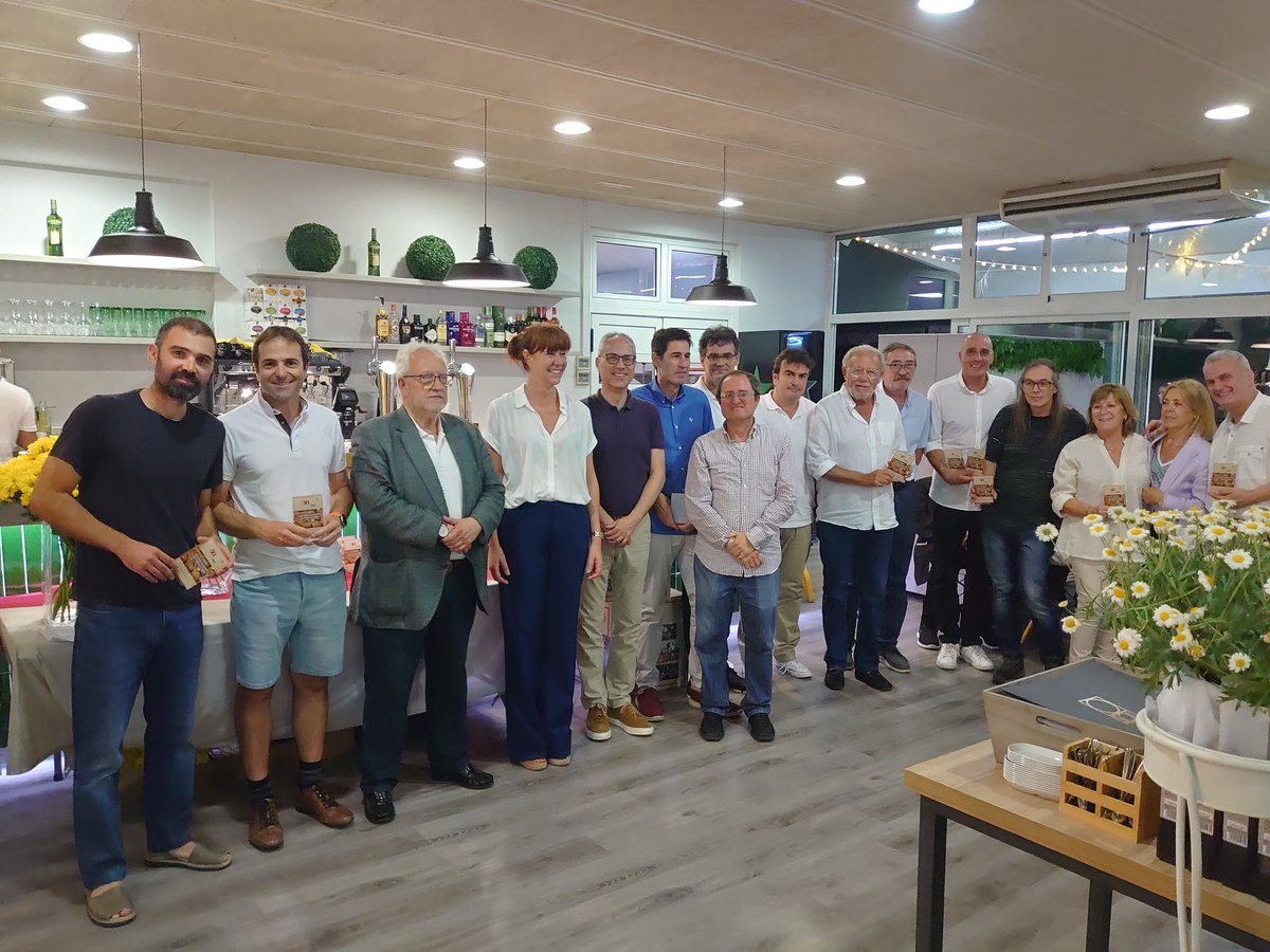 alcaldegi's tweet photo. 🎾 Sopar de commemoració dels 50 anys de la secció de tennis @geieg1919, coincidint amb les sis hores de tennis que organitza el club. Trobada de diverses generacions que  comparteixen l'afició per aquest esport, amb homenatge als principals artífexs en la història de la secció https://t.co/KgCOXFBUOH