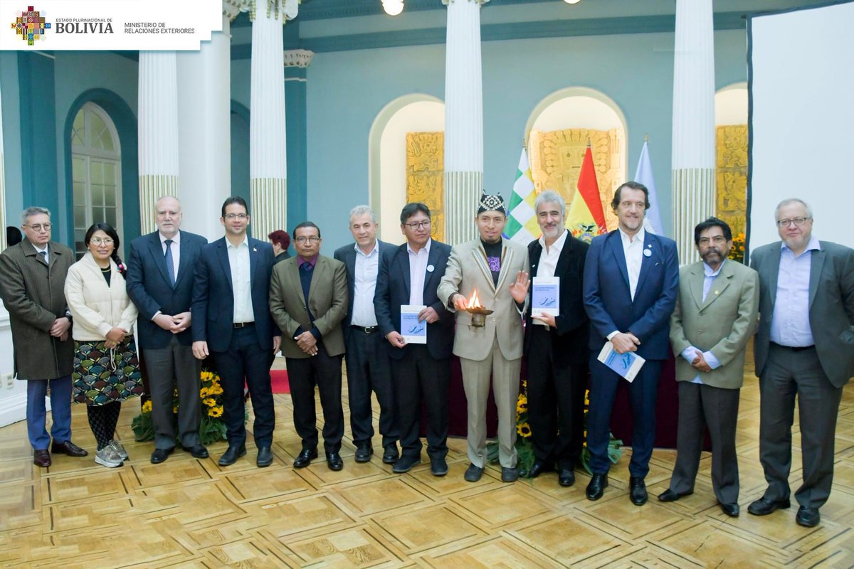 ConsuladoViedma's tweet photo. El @MRE_Bolivia y la Embajada de #Argentina en #Bolivia presentaron el libro: La cuestión Malvinas: una hoja de ruta, recordando el Día de la Afirmación de los Derechos Argentinos sobre las Malvinas, en perspectiva de fortalecer las relaciones bilaterales de solidaridad https://t.co/Zt6woxG97h