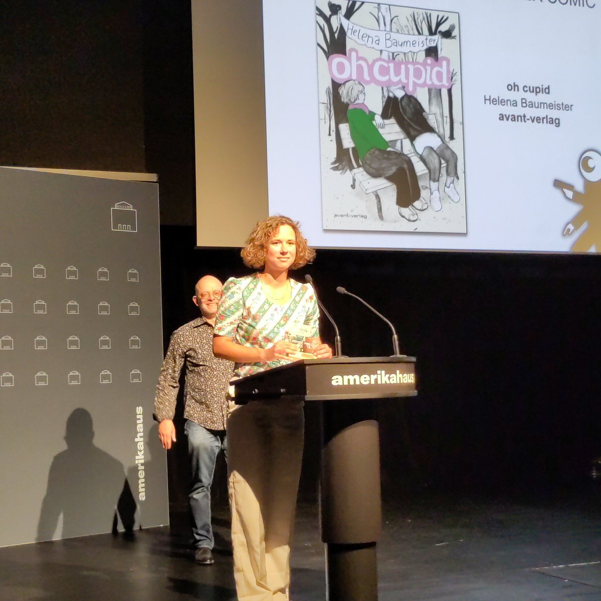 Helena Baumeister mit der kürzesten Dankesrede aller Zeiten:

'Ich bin sprachlos.'
(Riesiger Applaus)
'Dann noch nen schönen Abend.'
(Riesiger Applaus)

Peng-Preis für den besten deutschsprachigen Comic beim Comicfestival München. 
#MFA23