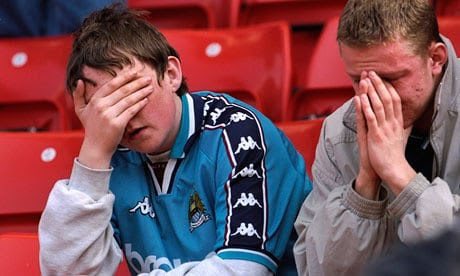Ve Manchester City, Şampiyonlar Ligi şampiyonu. 1998'de 3. lige düşen City hakkında gazeteci Paul Morley'nin yazdıkları, takımın yıllarca başarısızlık içinde savrulmasını ve United'ın ne denli gölgesinde kaldığını açıklıyor. Bugün bunu okuyunca, her şey tersine dönmüş gözüküyor: