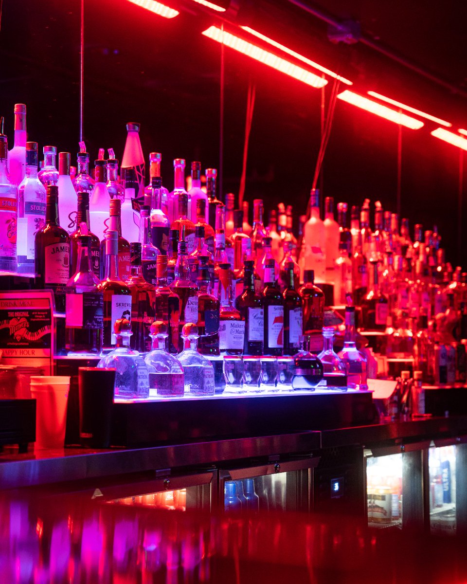 Happy Hour on a Saturday? Say less. Join us from 8pm to 10pm for $5 Cuervo, $5 Nutrl, $5 House Wine, $5 Bud &amp; Bud Light. 

#lmgchicago #originalmothers #chicagoweekend #pianobar #chicago #duelingpianoschicago #chicagohappyhour