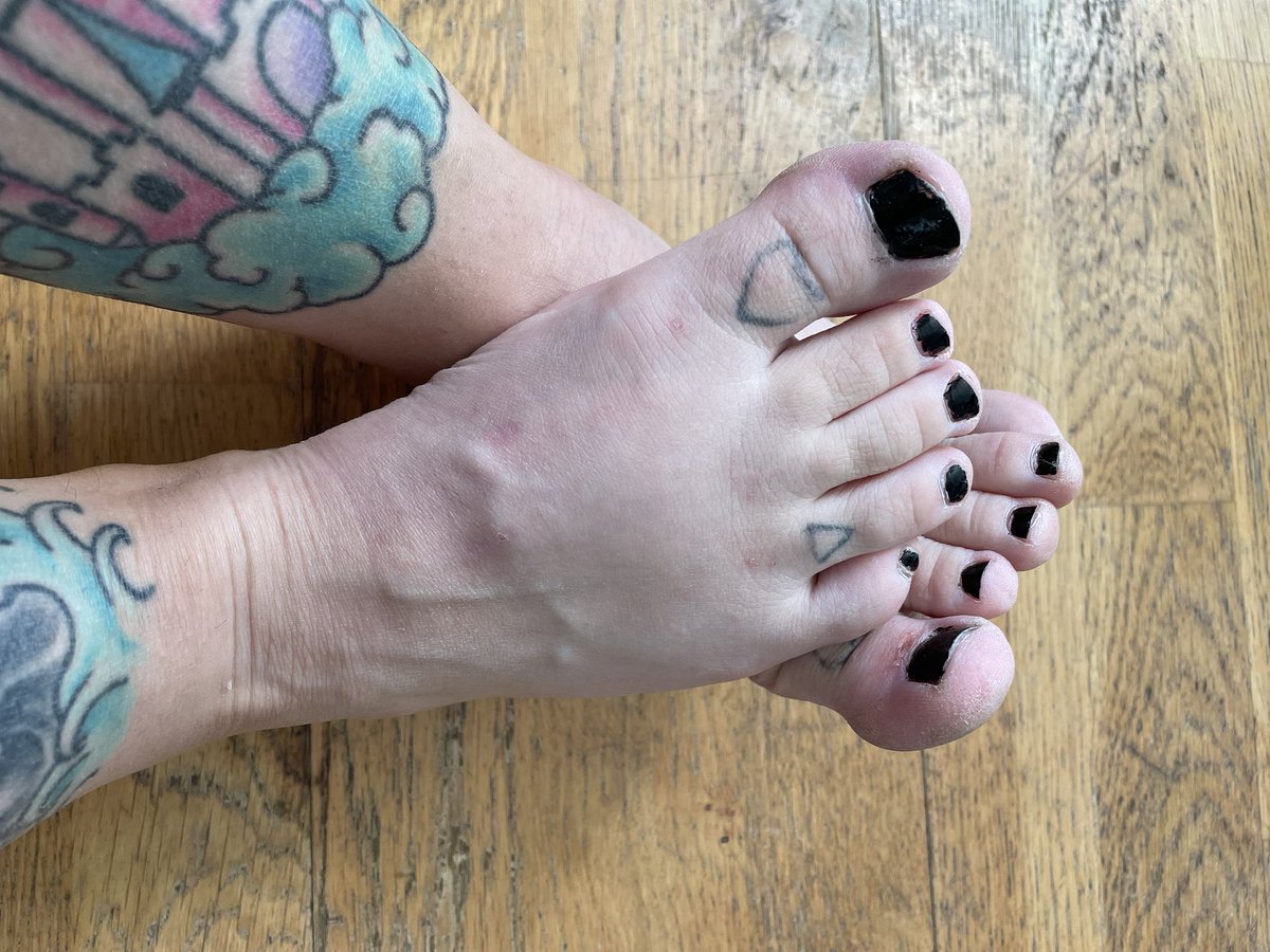 Nej album up on @Feetfinder with freshly painted toe nails! 

Don’t forget to check my fansly or fanvue for lactating content and foot pics. Links in bio! 

#footpics #feetfinder #tattoos #nailpolish #toes