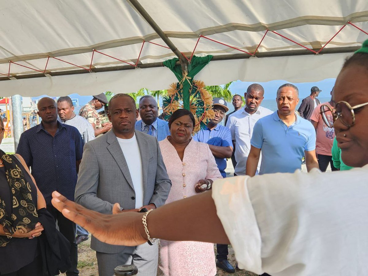 Retour en images de la participation du Ministre des Affaires Etrangères S.E.M <a href="/HermanImmongaul/">Hermann Immongault</a> à la cérémonie de clôture de la  semaine nationale de l'environnement à la Baie des Rois.
#EnvironmentWeek #FMCT #PNUD