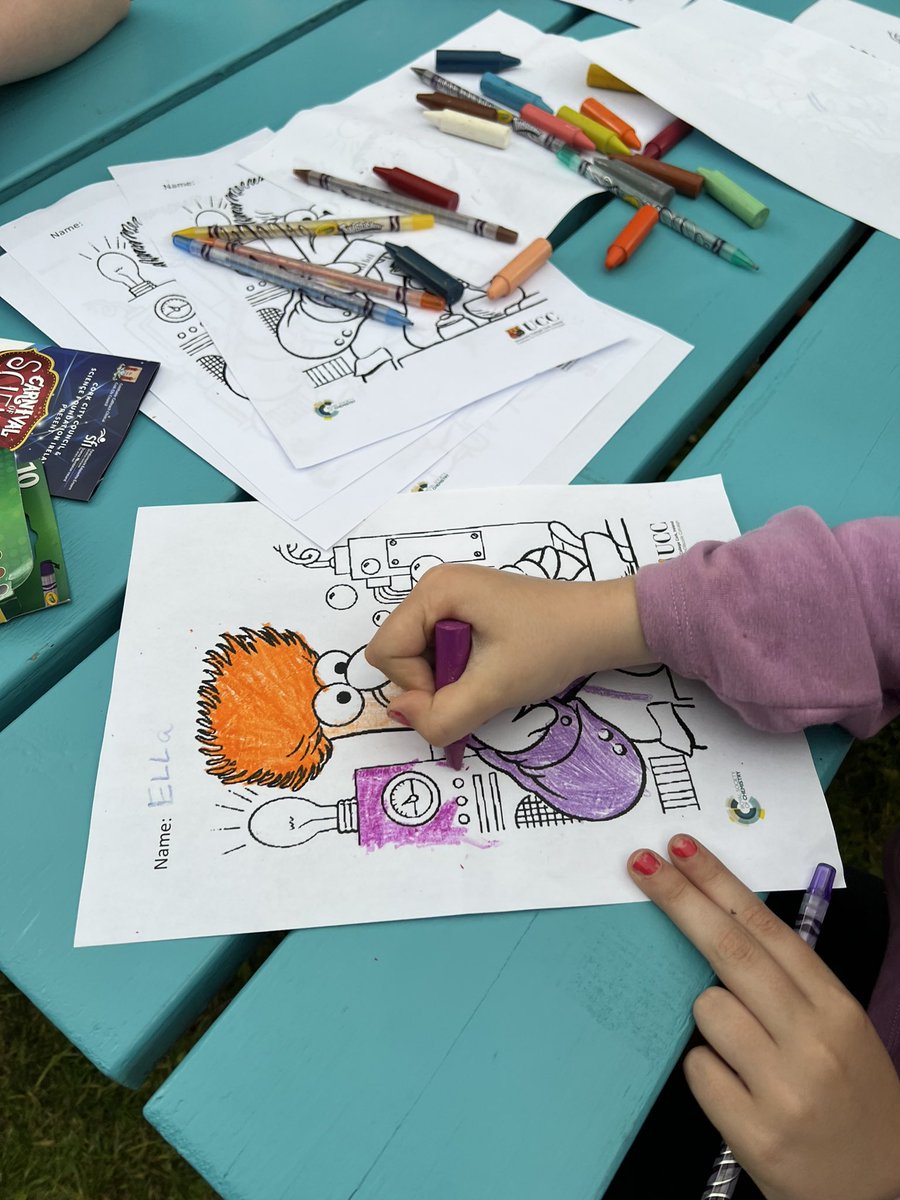 ShabilaShah's tweet photo. Some serious colouring competition at the #carnival of Science. Turned out very engaging, @uccchemistry @eriucc @REWATERGY_EID https://t.co/y1DtJsIikT