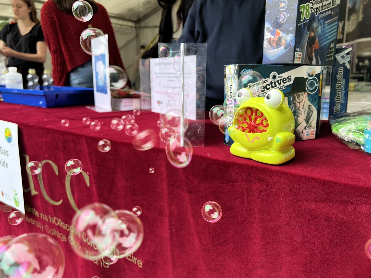 ShabilaShah's tweet photo. Some serious colouring competition at the #carnival of Science. Turned out very engaging, @uccchemistry @eriucc @REWATERGY_EID https://t.co/y1DtJsIikT