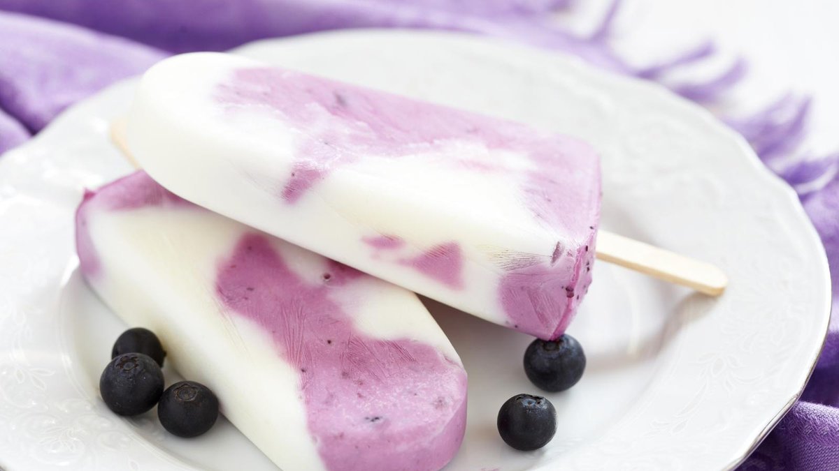 🍦🍓 Leftover flavored yogurt? No problem! Turn it into a refreshing treat perfect for summer. Just pour it into popsicle molds, freeze, and voila - you've got delicious berry yogurt popsicles like this blueberry yogurt ones! 

kids-recipes.com/recipe/yogurt-…

#SummerTreats #FrozenTreats