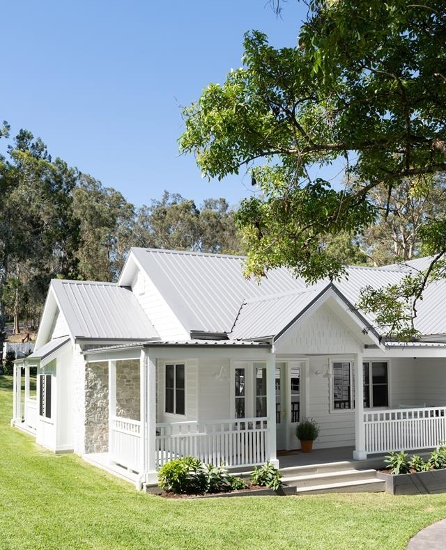 Building a Modern Farmhouse? 🏠️ ⁠⁠The exterior is as pretty as a picture in classic white, with traditional verandahs and a pitched roof. Stone Cladding adds an air of authenticity to this beautiful #CountryHome. 

l8r.it/mkQz