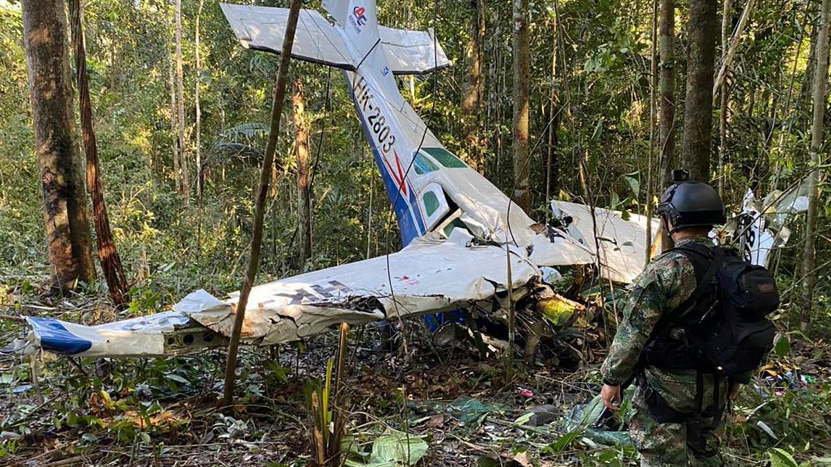 AhmadFaezal4's tweet photo. Tragedi Ngeri Di Hutan Amazon

Seram betul baca pasal mereka ni.

Apa cerita tu?

Ada pesawat terhempas pada 1 Mei. Kat mana? Dalam hutan tebal Amazon di Colombia.

Pesawat bawa tujuh orang – seorang ibu dan empat anaknya, bersama kru kapal.

Sampai jer, pihak SAR terkejut.
