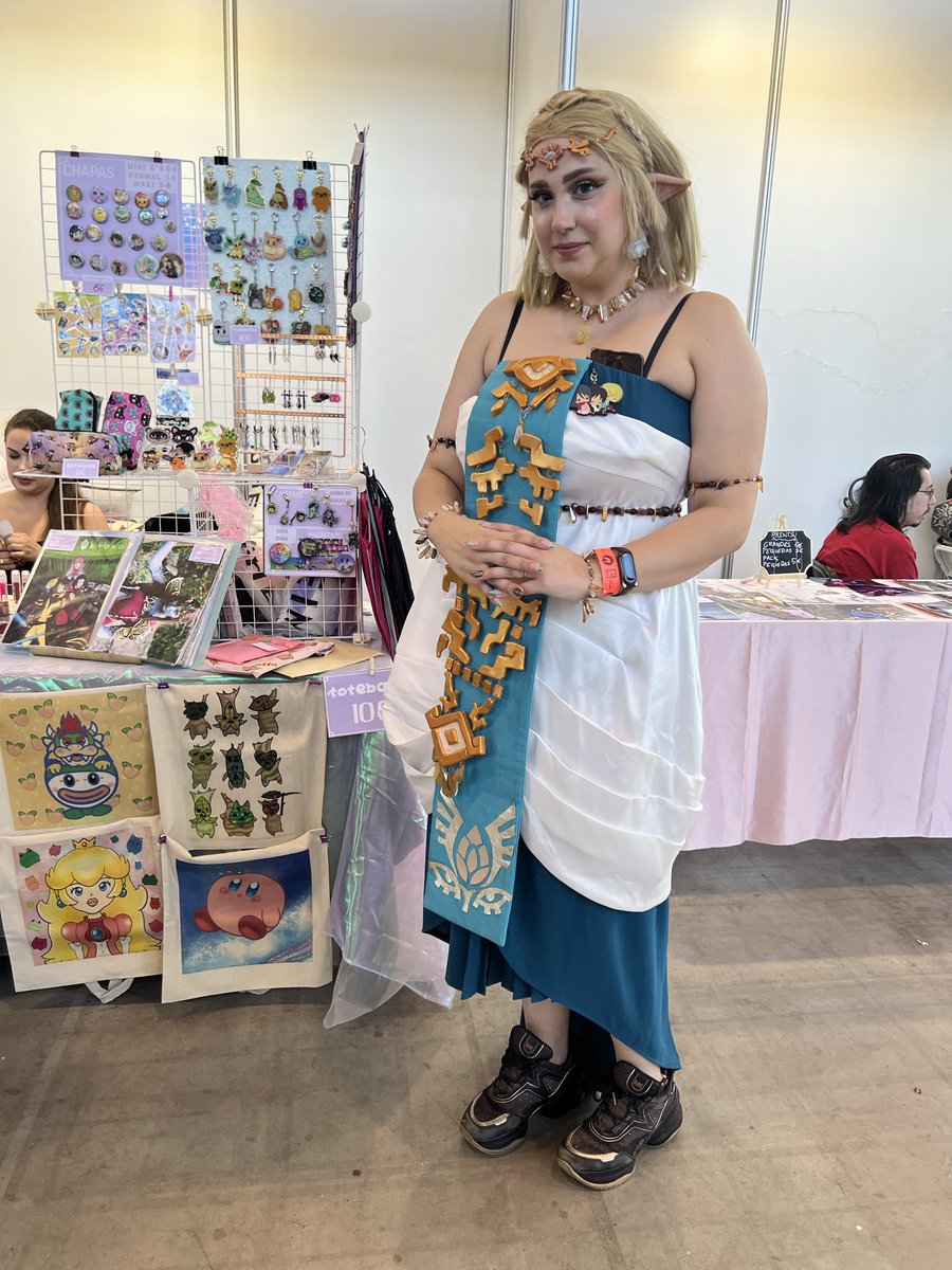 comuesp_'s tweet photo. Y hemos tenido el placer de conocer a la Trifuerza de Yumis. Cosplayers profesionales sin duda que lo demuestran a diario en sus redes.

@Yumivigo de Zelda (Tears of the Kingdom edition)
@Yumi_Akai de Bennet (Genshin Impact)
@MCanelita de Yor (Spy x Family)

#madridotaku https://t.co/Qpw1bgB2pL