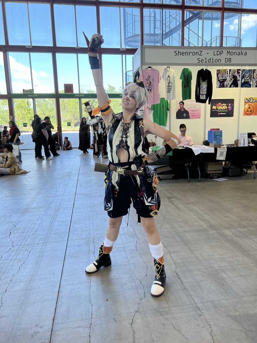 comuesp_'s tweet photo. Y hemos tenido el placer de conocer a la Trifuerza de Yumis. Cosplayers profesionales sin duda que lo demuestran a diario en sus redes.

@Yumivigo de Zelda (Tears of the Kingdom edition)
@Yumi_Akai de Bennet (Genshin Impact)
@MCanelita de Yor (Spy x Family)

#madridotaku https://t.co/Qpw1bgB2pL
