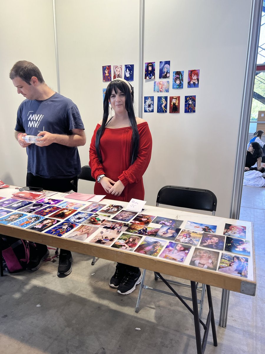 comuesp_'s tweet photo. Y hemos tenido el placer de conocer a la Trifuerza de Yumis. Cosplayers profesionales sin duda que lo demuestran a diario en sus redes.

@Yumivigo de Zelda (Tears of the Kingdom edition)
@Yumi_Akai de Bennet (Genshin Impact)
@MCanelita de Yor (Spy x Family)

#madridotaku https://t.co/Qpw1bgB2pL