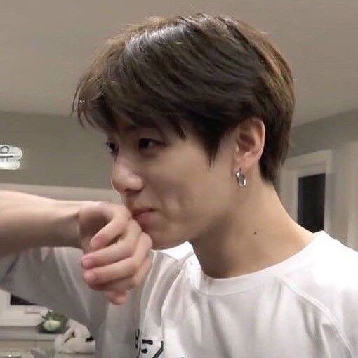 koothvx's tweet photo. #autaekook | Rivales 

Donde 🐻 y 🐰 se odian a muerte y siempre tratan de hacerse la vida imposible, pero de pronto un suceso inesperado los obligará, quieran o no, a convivir más de lo que les gustaría. 

#taekookau https://t.co/M2O5GXEqF3