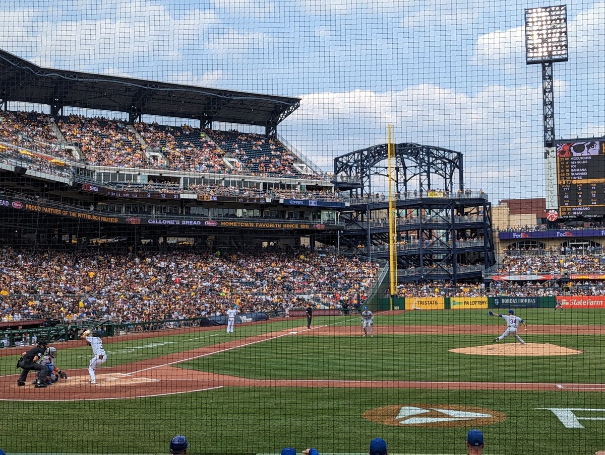 #LGM I can't believe those sloppy plays happened on que again and I can't believe they got out of it. We got best warning track power game this year.