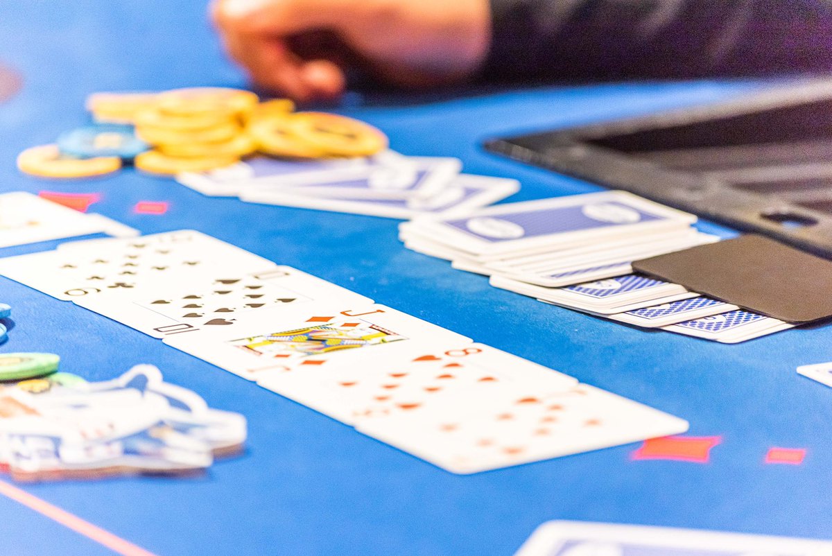 CasinoBarcelona's tweet image. 🏆 MAIN EVENT - @goldengamesint 🏆

Todo el mundo vuelve de cenar y nadie quieren despedirse del MAIN EVENT sin antes entrar en ITM 

En estos primeros minutos nos quedamos con 5️⃣2️⃣ jugadores y los nervios van en aumento 🔥

#GoldenEvents