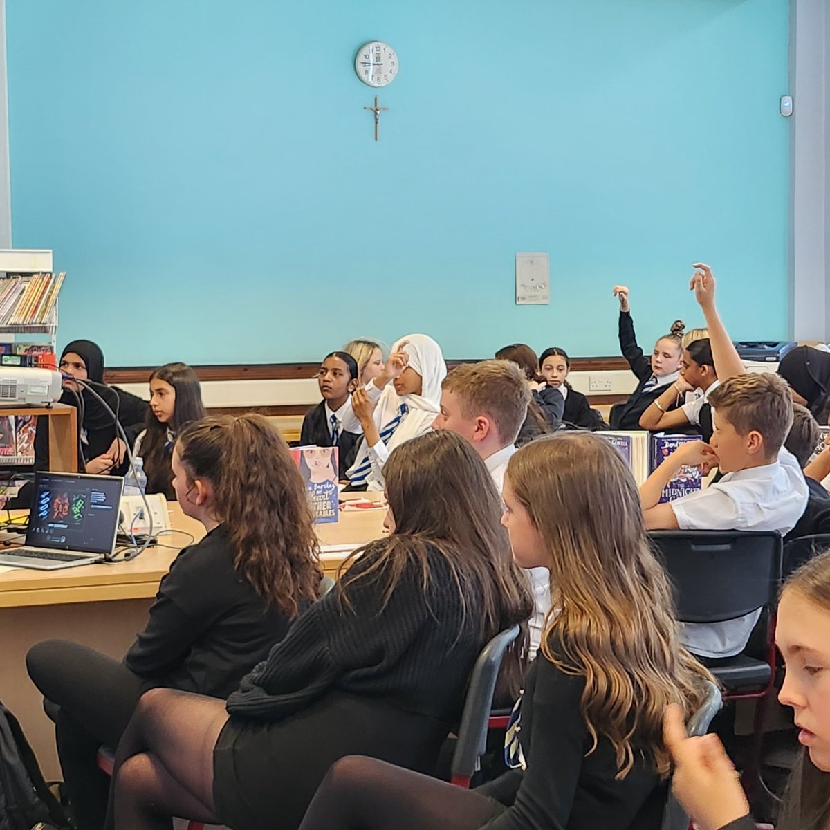 LibLourdes's tweet image. Ben Oliver, author of The Loop trilogy, did two @GlasgowLib #WeeWrite sessions at @LourdesSec yesterday. 1st up were the @Lourdes1English S2s. Ben talked about his journey to becoming an author &amp;amp; helped the pupils with #WorldBuilding activities