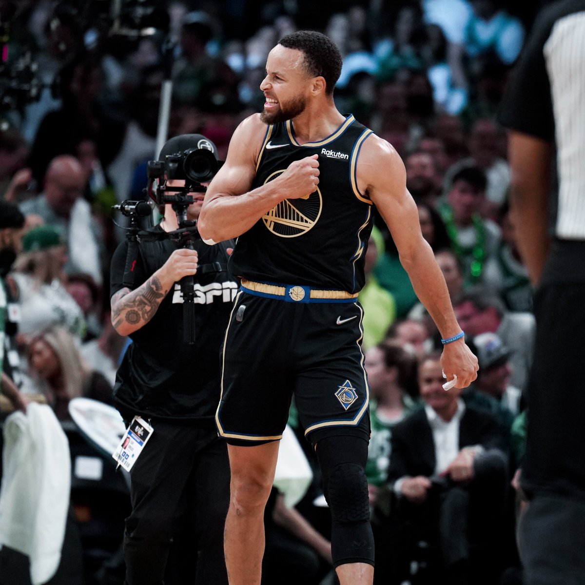 30Tamim's tweet photo. Start your morning with Stephen Curry https://t.co/mjVmPX9n8y