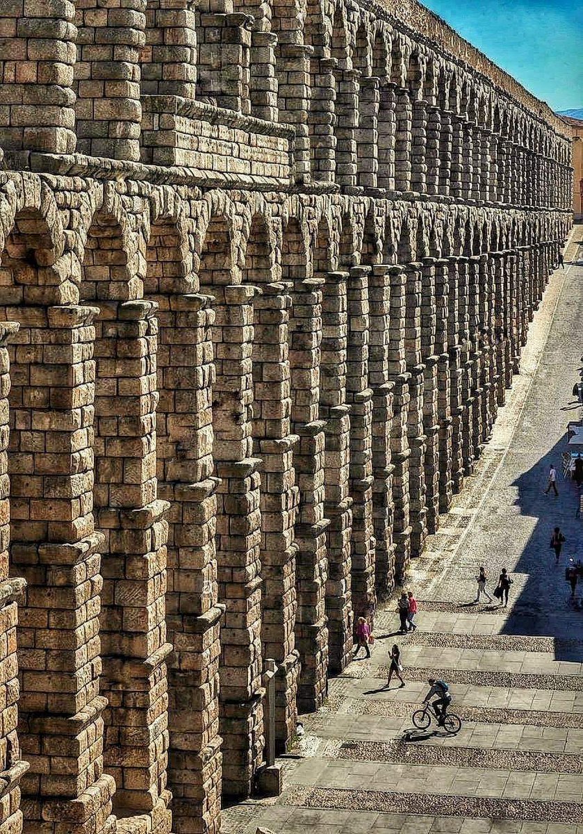 Massive Roman aqueduct built in Segovia, Spain by emperor Trajan (r. 98-117 CE). More Roman innovations: bit.ly/3r2Spnt