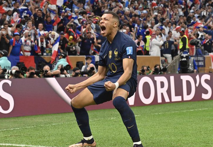 Petit rappel : 

Cet homme a marqué un TRIPLÉ en finale de la Coupe du Monde. 🇫🇷🥇