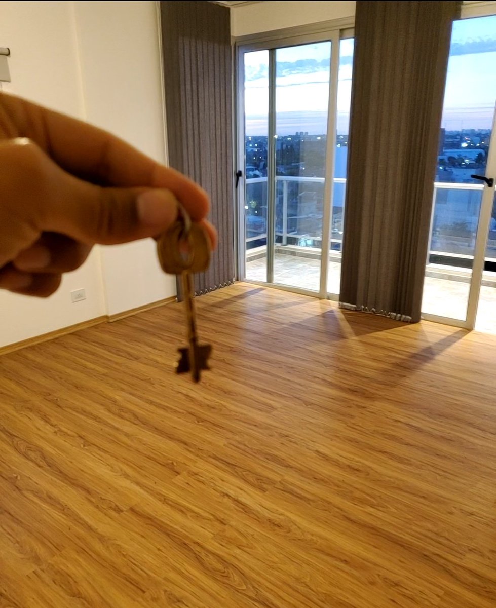 alejoneme's tweet photo. Pasó un tiempo ya, pero con las llaves en manos y con casa propia no quería dejar de decir esto: gracias J̵a̵v̵a̵s̵c̵r̵i̵p̵t̵ ̵ technical recruiter modalidad contractor.

(Y un poquito a Javascript también le agradezco). https://t.co/5WiUH3hUYB