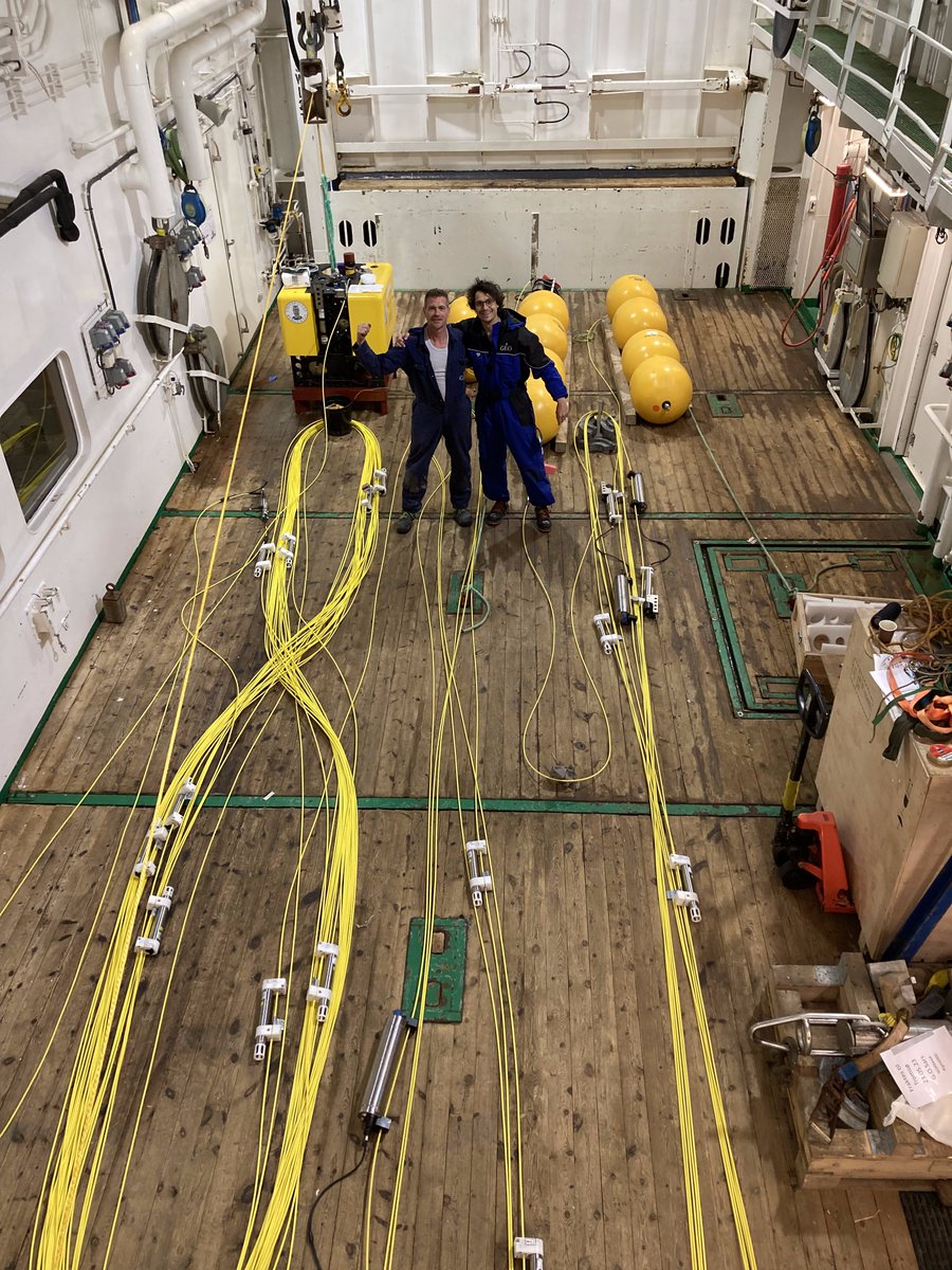 The worlds deepest ocean observatory: 500m of inductive line with 24 advanced sensors attached to a seafloor lander waiting to be deployed at 3050m depth at the Fåvne vent field. @UIB @nor_emso @EMSOeu @NORCEresearch @UiBmatnat #heroesoftheocean #deepsearesearch #thelastfrontiers