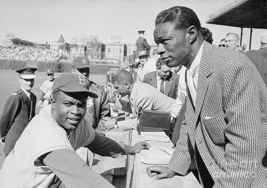 'Unforgettable' 🎶 🎶 

Jackie Robinson and Jim Gilliam visiting with Nat King Cole at Wrigley Field.
#MLB #1950s #Brooklyn #Dodgers #Chicago #WrigleyField