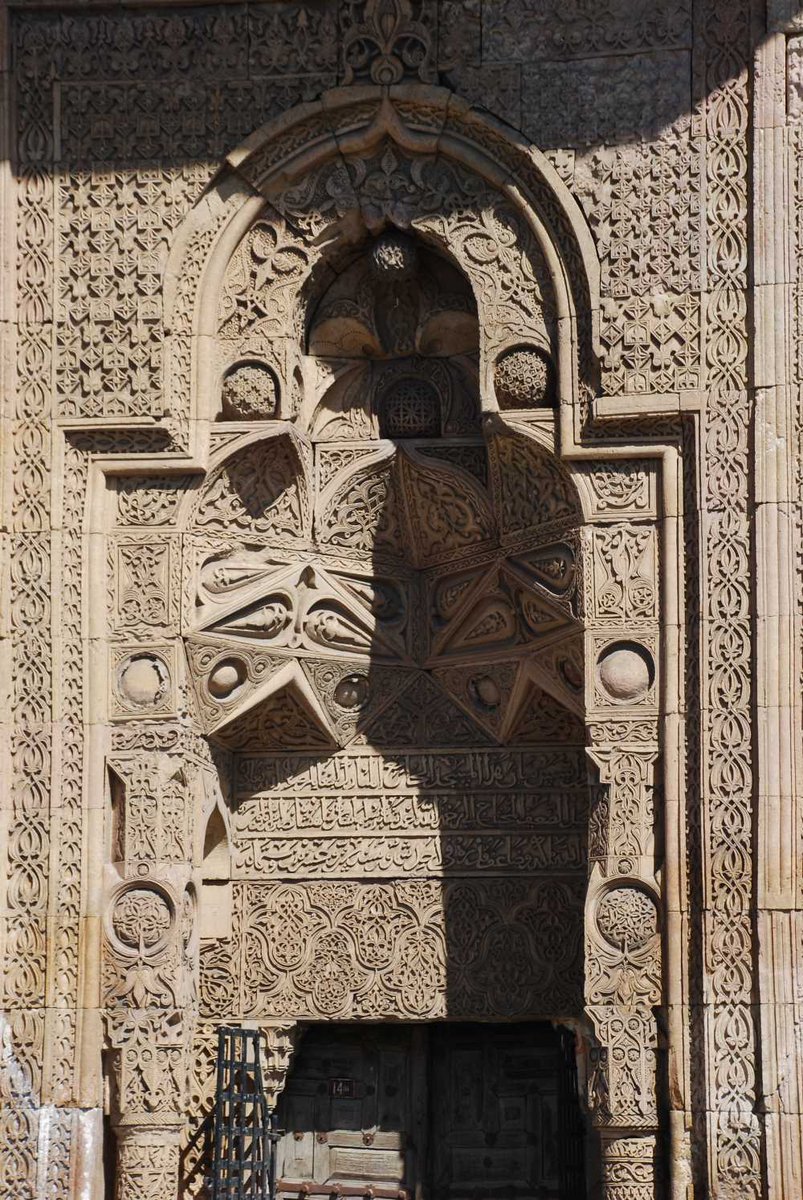 Divriği Ulu Cami'de ikindi namazı vakti gelince caminin girişinde namaz kılan adam silüeti ortaya çıkıyor.
Türk-İslam Mimarisinin en güzel örneklerinden birisi...🤍🌹