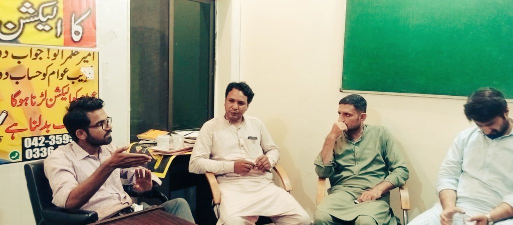 BarabriOfficial's tweet photo. برابری یوتھ فیڈریشن کے مرکزی ممبران کی پارٹی آفس میں آمد۔ 
سیاسی صورتحال پر تبادلہ خیال https://t.co/dvAH5IoL88