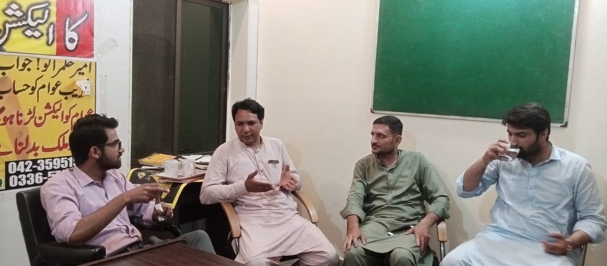 BarabriOfficial's tweet photo. برابری یوتھ فیڈریشن کے مرکزی ممبران کی پارٹی آفس میں آمد۔ 
سیاسی صورتحال پر تبادلہ خیال https://t.co/dvAH5IoL88