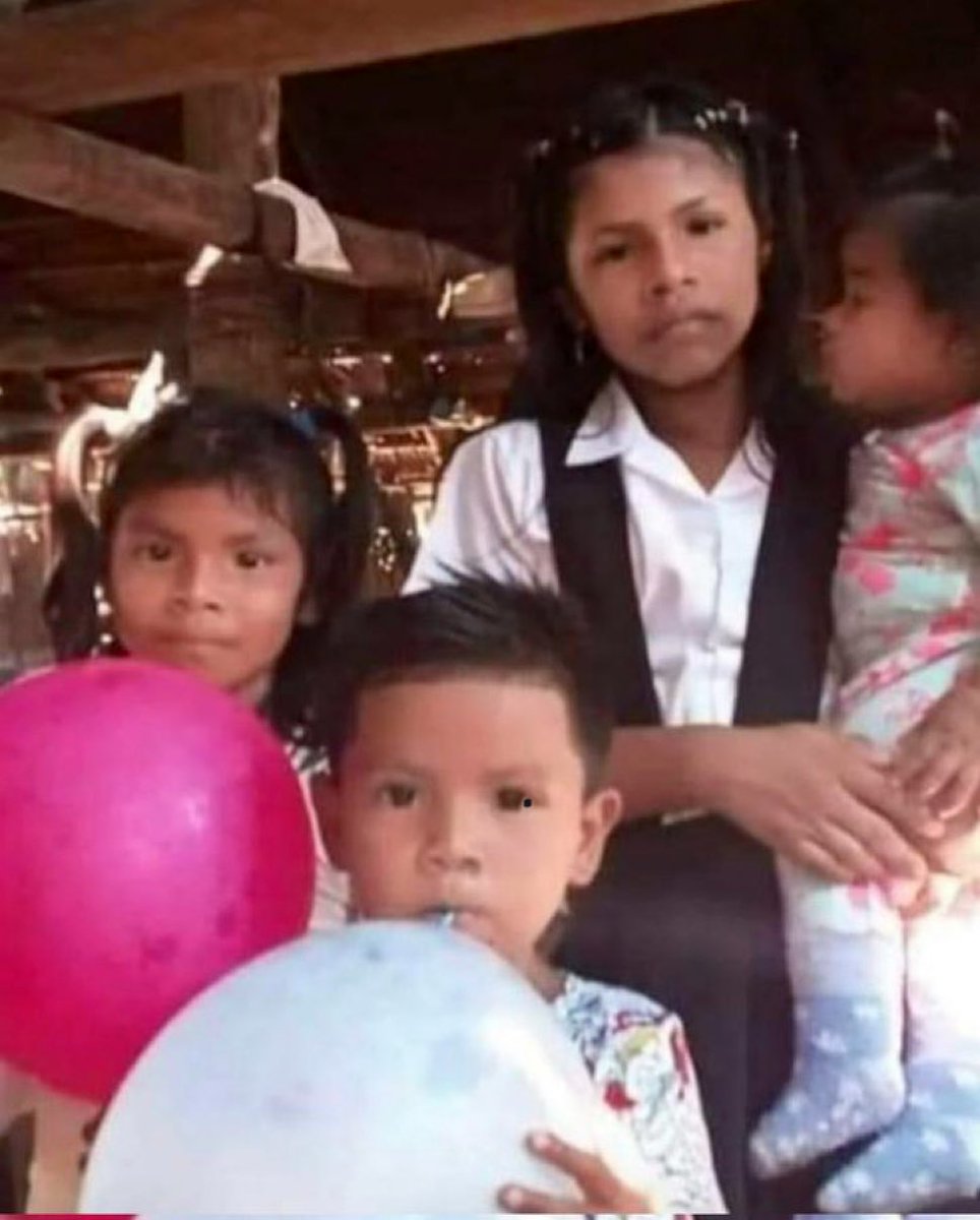 jpserna's tweet photo. ¿Saben qué significa amor?
Ella es Lesly, la mayor de la familia; quien protegió durante 40 días a sus hermanitos de 9, 4 años y 11 meses, en medio de la espesa y peligrosa selva del Guaviare, tras el accidente aéreo donde murió su madre.
Esto es amor puro y verdadero. https://t.co/xYq3CayRll