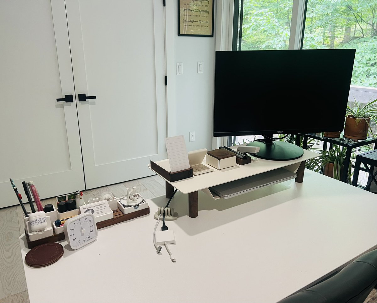 kelsfranj's tweet photo. Desk organization courtesy of @ugmonk ☺️

Just got my new Gather stand today! https://t.co/UeqaqZz9Eo