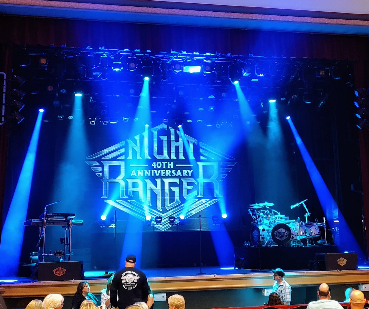 OUTSTANDING show from @nightranger 🎸🎸  Fri. @PeoplesBTheatre in Marietta!!

I give credit where cred is due & these guys ripped thru a 100 min. set like they were playin' for the 1st time ever!! 

#AbsolutelyElectric

And the nearly sold-out crowd was  🔥🔥 too!!