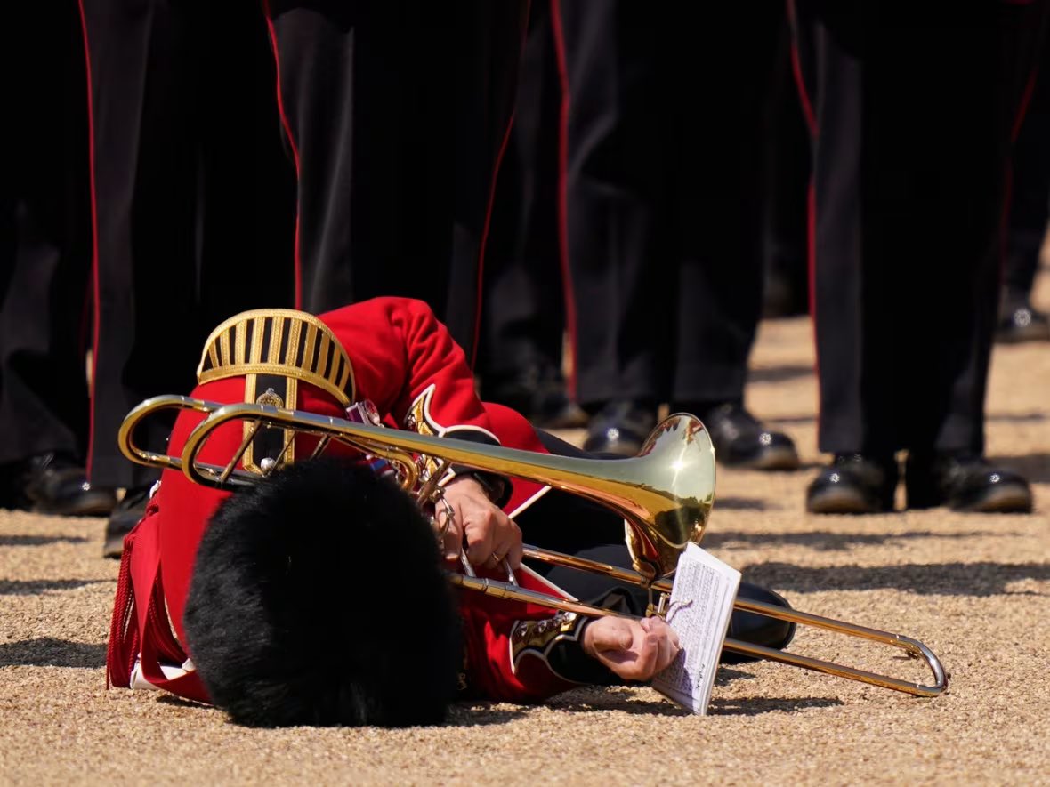 Several British soldiers were overcome by the heat on Saturday as they turned out in woolen tunics and bearskin hats to salute Prince William.

cbc.ca/news/world/bri… #TroopingTheColour #kingsguard
#london #londres #Householdcalvary
