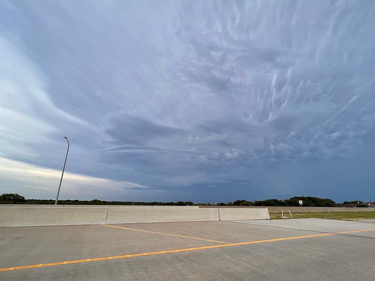 Fronkensteen's tweet photo. GET THE CHICKENS. #FronkensteenDoesTheWeather #GetTheChickens #Txwx #dfwwx #Texasweather #mammatusclouds @texasstormchasers https://t.co/JpYy4LorgX https://t.co/rXrwYIQg3R