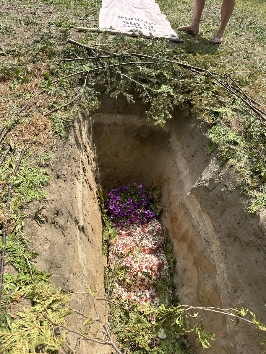 debbiechapman1's tweet image. Dropped by the @InterArtsMatrix exhibit in Sandhills Park this morning. #holeintheground Thank you Kim Kitchen for your thoughtful contribution to this project. #GlobeStudios @TheIsabellaS I look forward to future transformations of this project. #art @CityKitchener