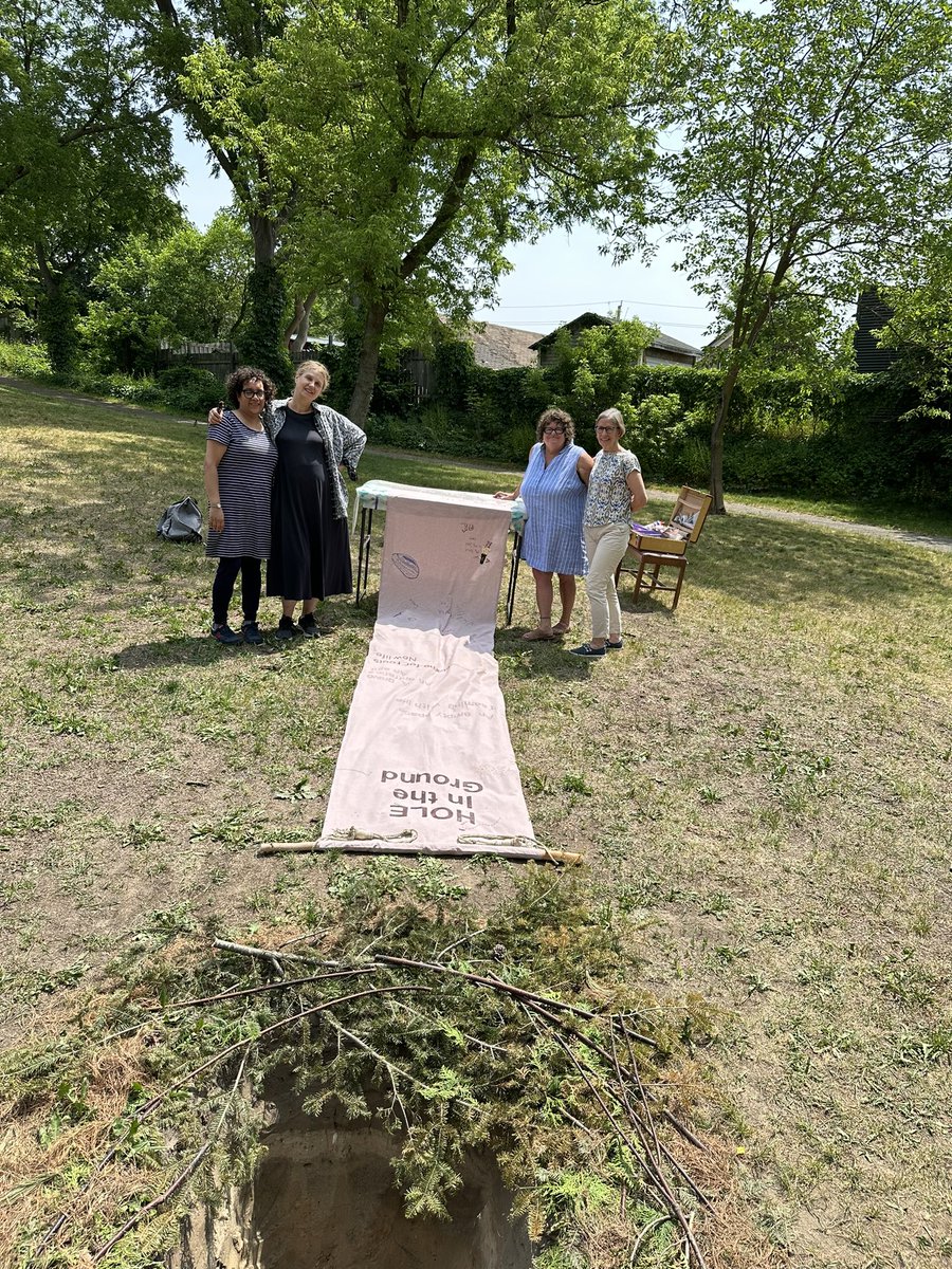 debbiechapman1's tweet image. Dropped by the @InterArtsMatrix exhibit in Sandhills Park this morning. #holeintheground Thank you Kim Kitchen for your thoughtful contribution to this project. #GlobeStudios @TheIsabellaS I look forward to future transformations of this project. #art @CityKitchener