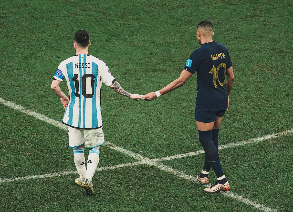 Gols e assistências em semifinais e finais nessa temporada (todas competições):

🇳🇴 Haaland: 0 G/A em 6 jogos
🇦🇷 Messi: 5 G/A em 3 jogos
🇫🇷 Mbappé: 3 G/A em 2 jogos
🇧🇪 De Bruyne: 5 G/A em 5 jogos

A disputa pela Bola de Ouro 🔥