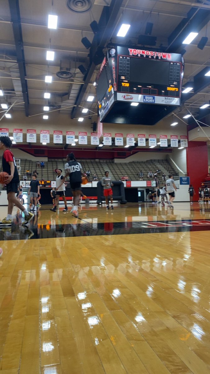 JordanFerg22's tweet photo. Had a great day at camp with @YSUMensHoops. Can’t wait to take back what I learned to my guys! Thank you @YSUCoachCalhoun and @CoachFaulkner1 https://t.co/nCEAbEXe8x