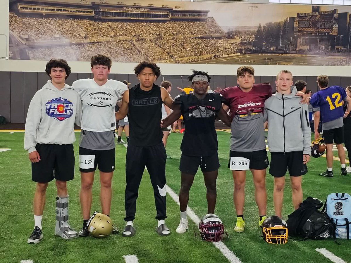 Some of those @TeamFullGorilla boyz that out on a show @wyo_football Camp today, nothing but good feedback these dudes can ball🦍🏈💯 @MiahHoffman11 @AustinBowker3 @coryjacksonn @NiguseShelp @chase67455543 @IsaakWalker6 @austynqb13 #ballers #ifyouballyoullgetthecall #skorillas