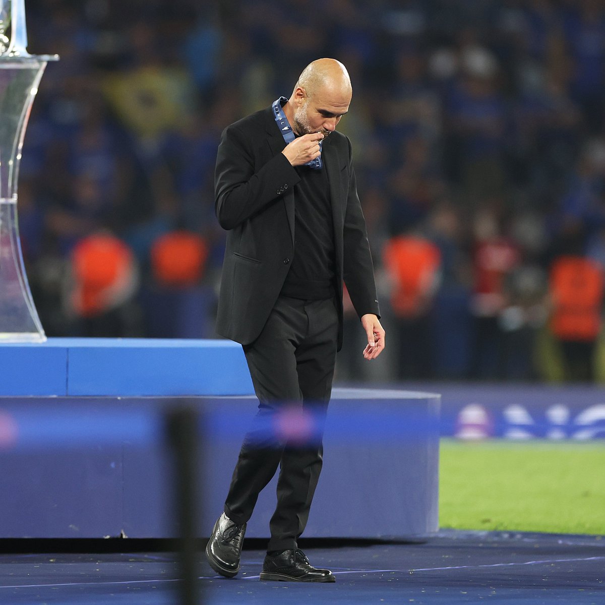 Cuando perdió la final de la Champions League contra Chelsea en 2021, Guardiola besó la medalla del 2° puesto que había conseguido con Manchester City. Hoy, después de vencer a Inter y consagrarse campeón, volvió a hacerlo. Valorar la victoria y valorar la derrota. VALORAR.