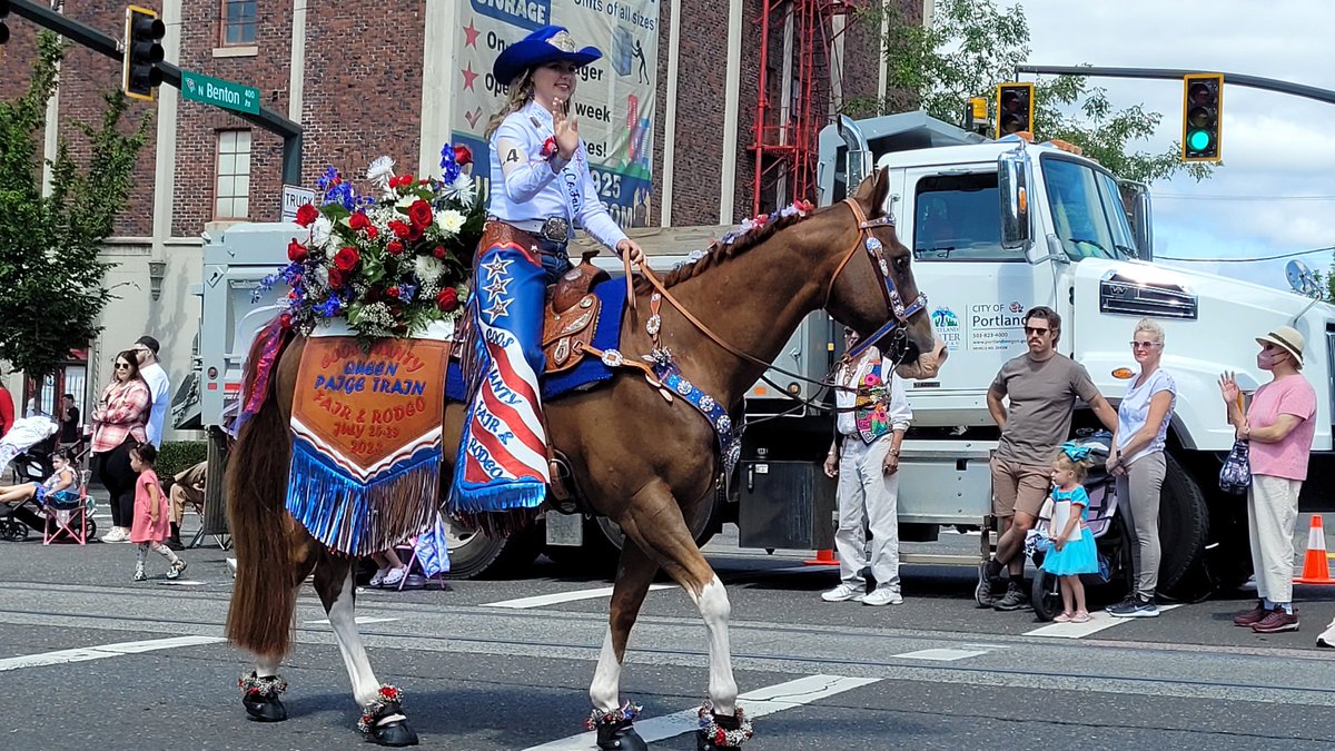 Alden_Anderson's tweet photo. City of Roses Grand Floral Parade...Good times!!!! https://t.co/s2wZQ8wZhD