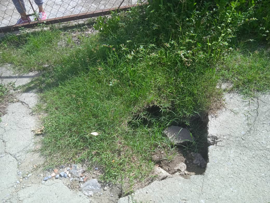 LimonActivo's tweet photo. Vecinos del sector 10 caña de azúcar hacen un llamado @Soykarinacarpio @Hidrocentro2011  @pcmbi  vereda del sector con adyacencias al preescolar Elvis Ali gil Gil se abrió un hueco profundo que día a día se abre más. Urge la inspección ya que cada día se va  hundiendo más #Mbi https://t.co/hgn0IZk4Sc