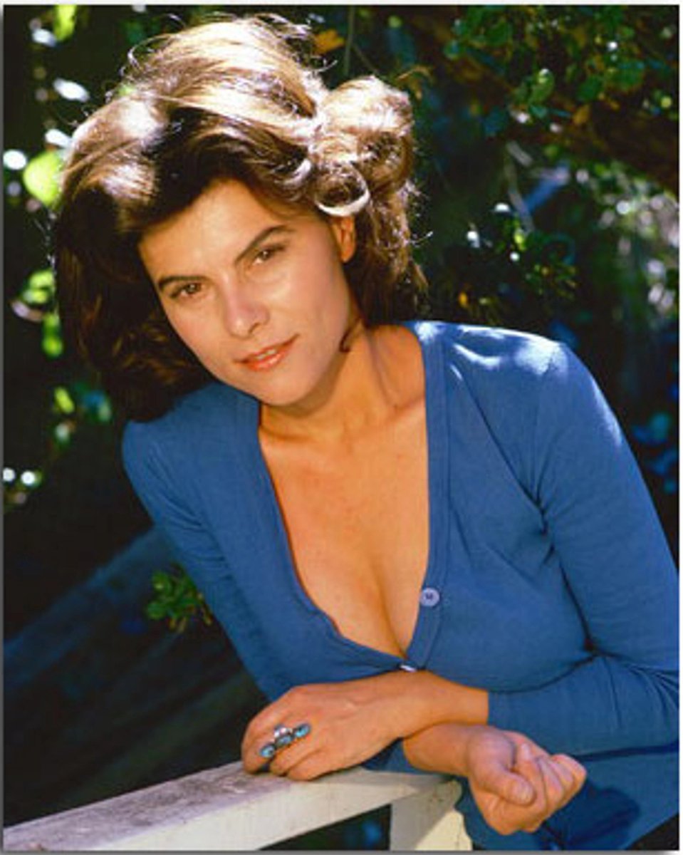 A #HappyBirthday to film/television/theatre actress, singer, and author Adrienne Barbeau (78).  #Maude #TheFog #TheCannonballRun #EscapefromNewYork #Creepshow #SwampThing #BacktoSchool #TheDrewCareyShow #Carnivale #GeneralHospital