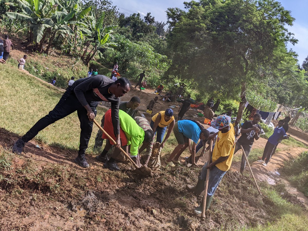 GatengaCell's tweet photo. Uyu munsi ku itariki 10/6/2023
Urubyiruko rwo mu Gatenga rwakoze umuganda ku ivomo rusange rya Kanengwa riherereye mu Mudugudu wa Gatenga ,hakaba hasibuwe za ruhurura.
Urubyiruko rukaba rwanakoze Ubukangurambaga   mu baturage bw'Isuku!
🇷🇼 https://t.co/7evg1qBB35