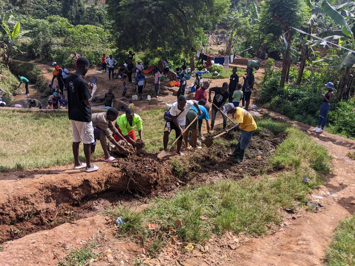 GatengaCell's tweet photo. Uyu munsi ku itariki 10/6/2023
Urubyiruko rwo mu Gatenga rwakoze umuganda ku ivomo rusange rya Kanengwa riherereye mu Mudugudu wa Gatenga ,hakaba hasibuwe za ruhurura.
Urubyiruko rukaba rwanakoze Ubukangurambaga   mu baturage bw'Isuku!
🇷🇼 https://t.co/7evg1qBB35